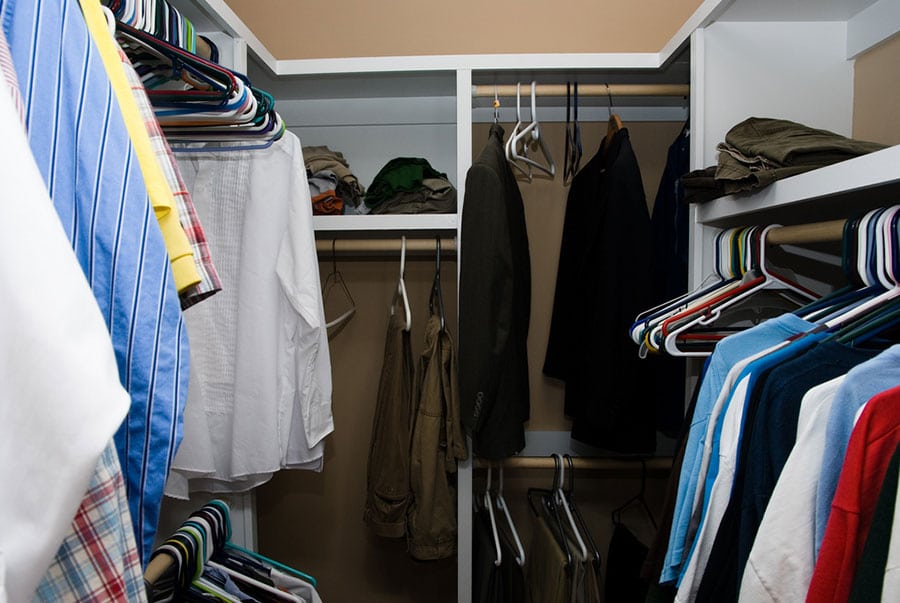Os hábitos que lotam seu guarda-roupa de peças desnecessárias | Sansil Etiquetas Bordadas