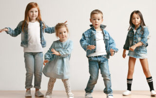 O jeans é uma peça coringa e versátil na moda infantil!