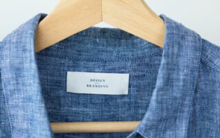 Conheça os tipos e acabamentos das etiquetas bordadas para roupas
