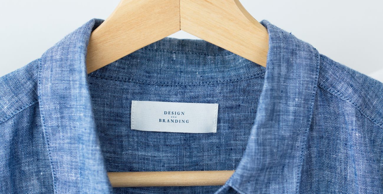 Conheça os tipos e acabamentos das etiquetas bordadas para roupas